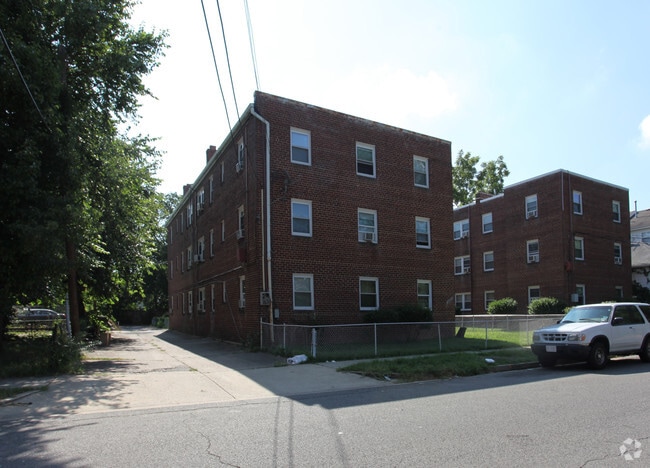 Building Photo - 1410-1412 Young St SE