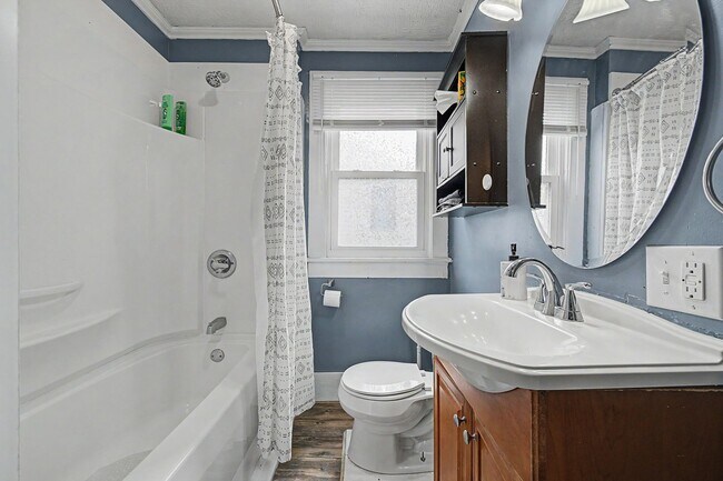 Building Photo - Spacious 5-Bedroom Home Near Radford University