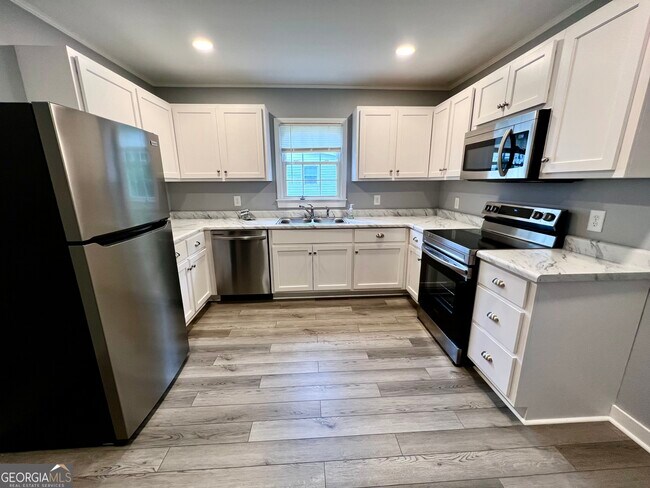 Building Photo - 112 Cedar St