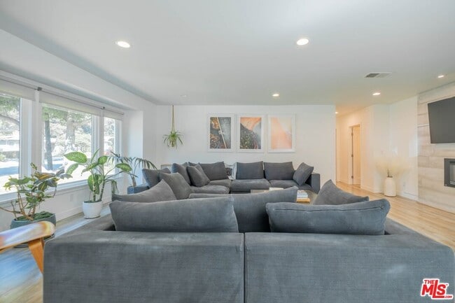 Building Photo - 2760 E Glenoaks Blvd