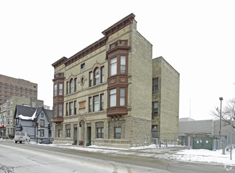 Building Photo - 1305 N Milwaukee St