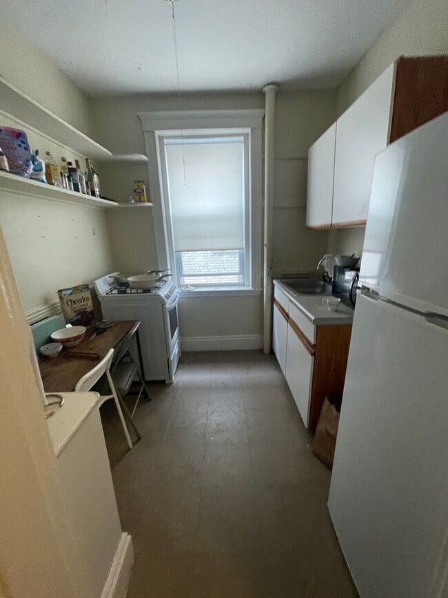 Building Photo - Corner Unit Super Sunny Split 2 Bed HT HW Inc No Fee Students ok   text for video