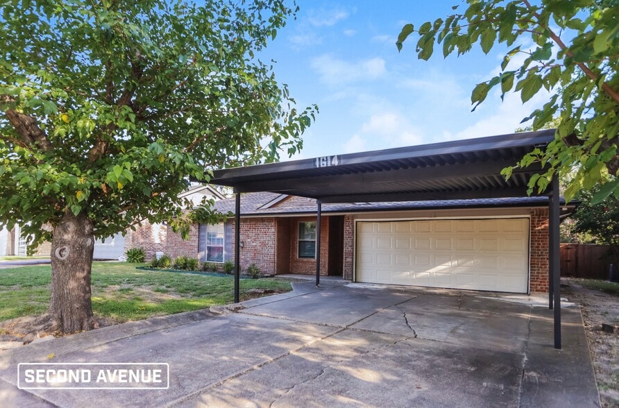 Building Photo - 1614 Hillwood Dr