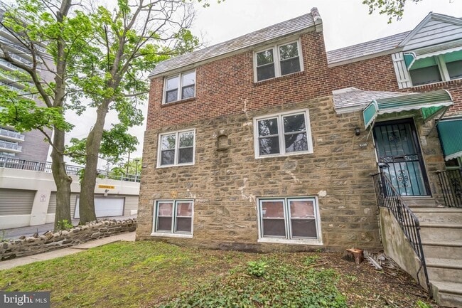 Building Photo - 2137 Bryn Mawr Ave