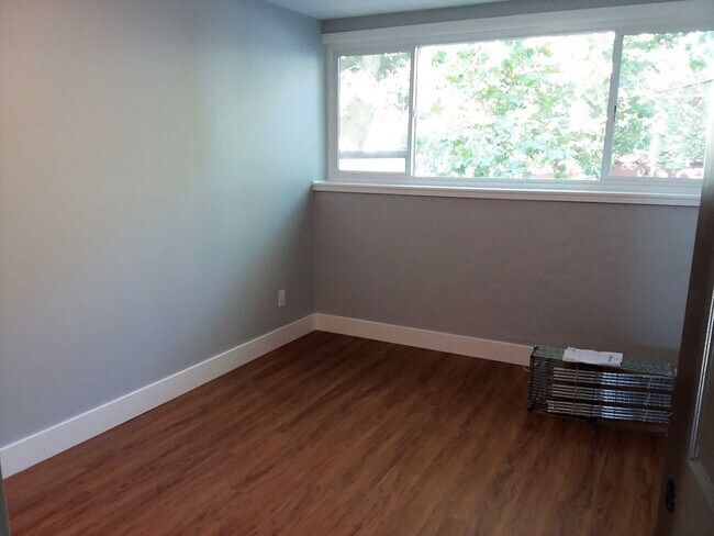 Building Photo - 209 1/2 W Holly St