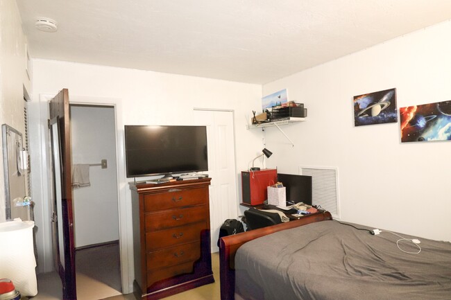 Building Photo - 2300 SW 43rd St
