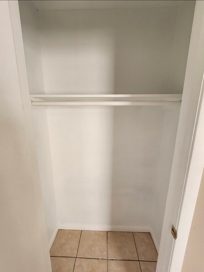 Building Photo - 3 bed 2 bath 2 story townhome, 1 carport