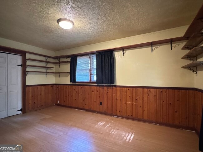 Building Photo - 222 Pineview Dr