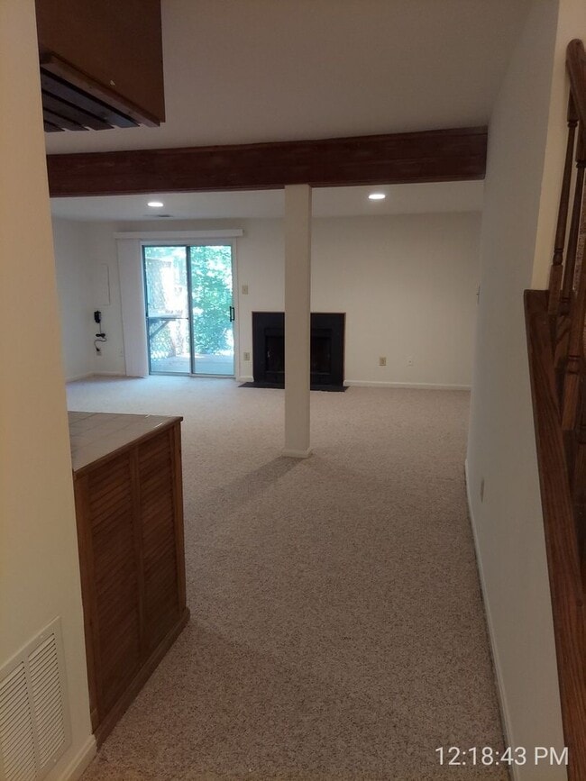 Building Photo - Spacious And Sun-Filled 3 Bedroom 2.5 Bath...