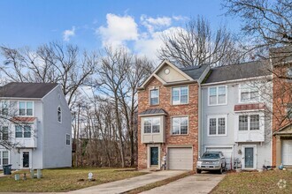 Building Photo - End Unit Townhome In Seven Oaks