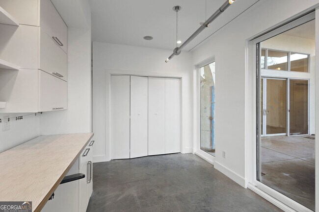 Building Photo - 935 Custer Ave SE