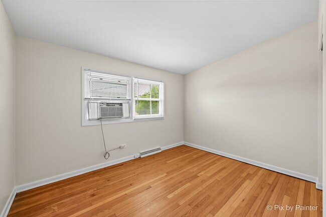 Building Photo - 327 E Lake St