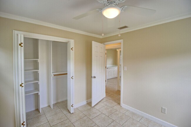 Building Photo - 323 Elm Dr