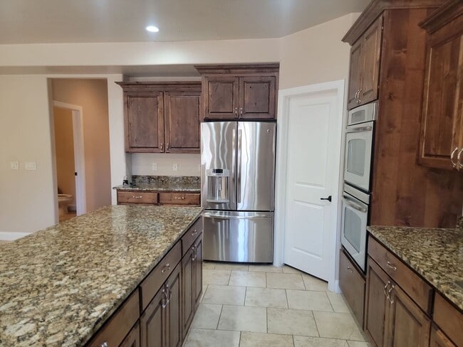 Building Photo - Gorgeous 6 Bedroom Home in Washington!