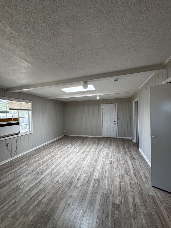 Building Photo - "Charming 3-Bed Oasis with Spacious Living in Prime Lubbock Location!"