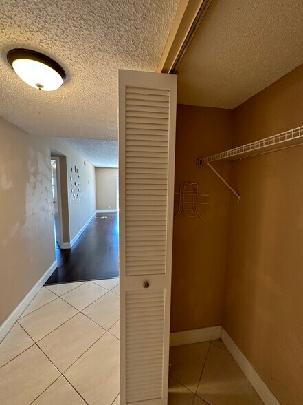 Building Photo - 4158 Inverrary Dr