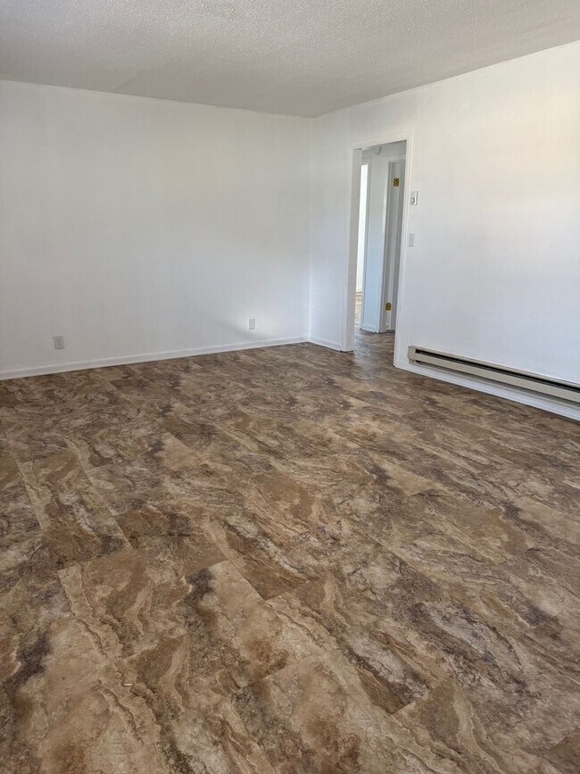 Building Photo - 104-104 N Birchwood Dr