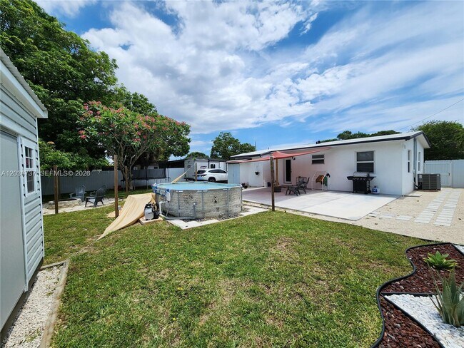 Building Photo - 721 NW 33rd Ave