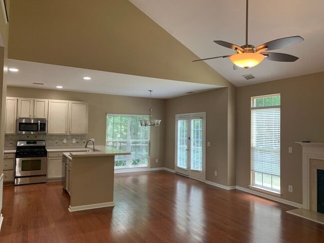 Building Photo - Move-in Ready 5 bedroom, 3.5 bath house lo...