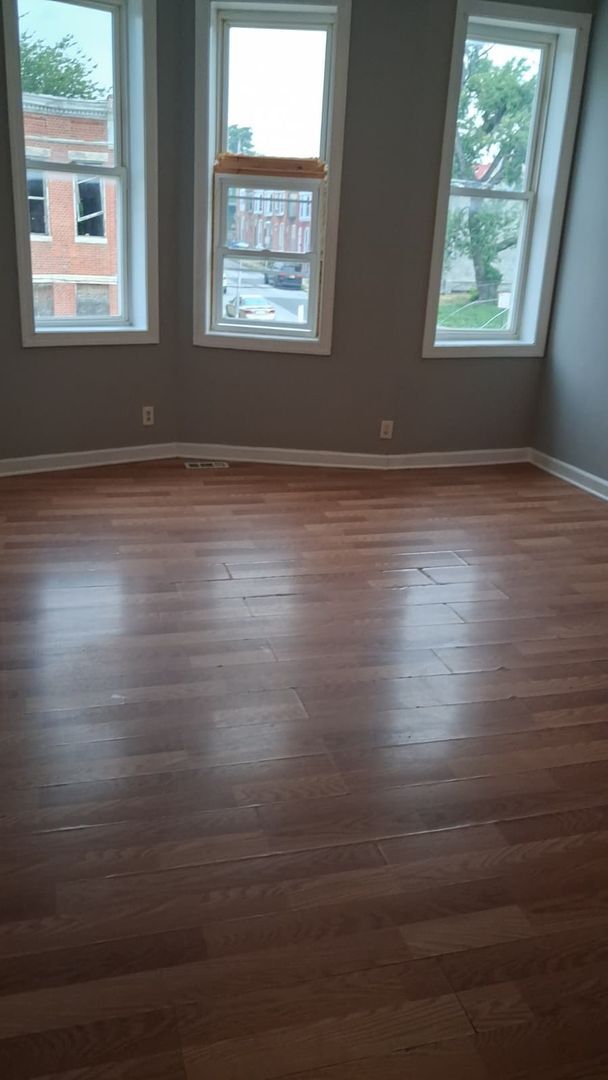 Building Photo - Three Bedroom One Bathroom Ready For ASAP Move In