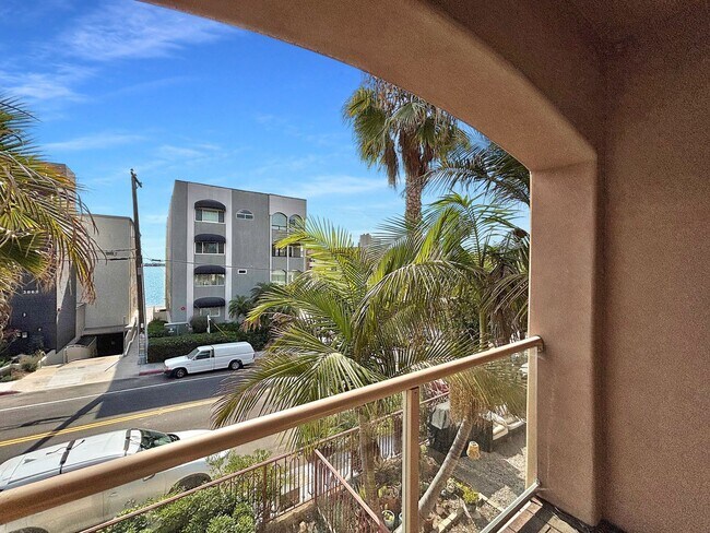 Building Photo - Stunning 4BD/3.5BA Townhouse in Pacific Be...
