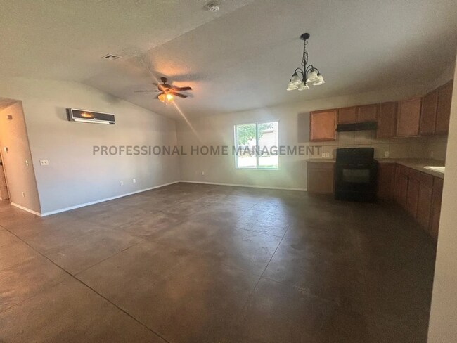 Building Photo - Spacious 5 Bedroom 3 Bath Home Near Hutchi...