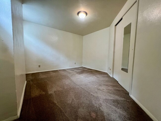 Building Photo - Charming One Bedroom in Oakland! Ample Natural Light! Call Today!