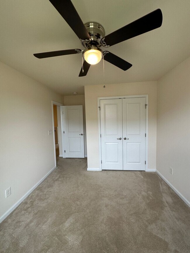 Building Photo - Townhome in Edison Square