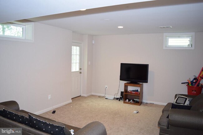 Building Photo - 3791 Louise Ave