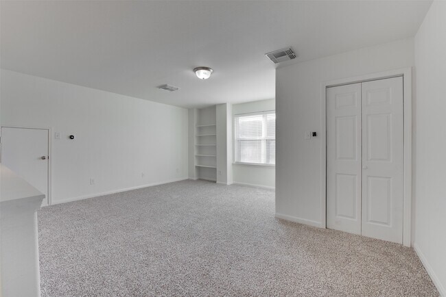 Building Photo - 2410 Lakecrest Town Dr
