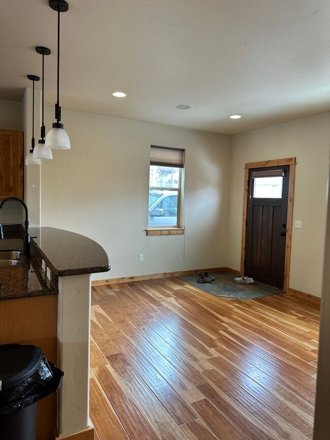 Building Photo - Large Beautiful Condo with Many Upgrades!!