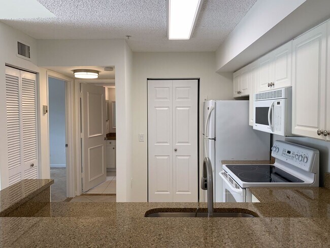 Building Photo - ANNUAL RENTAL - 2ND FLOOR 1 BED / 1 BATH C...