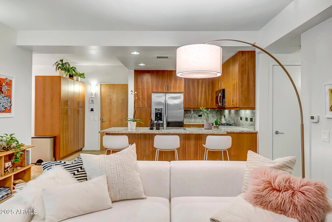 Building Photo - 7131 E Rancho Vista Dr