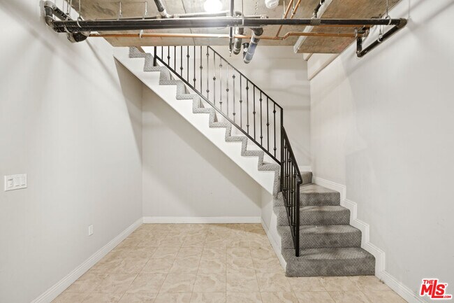 Building Photo - 730 S Marengo Ave
