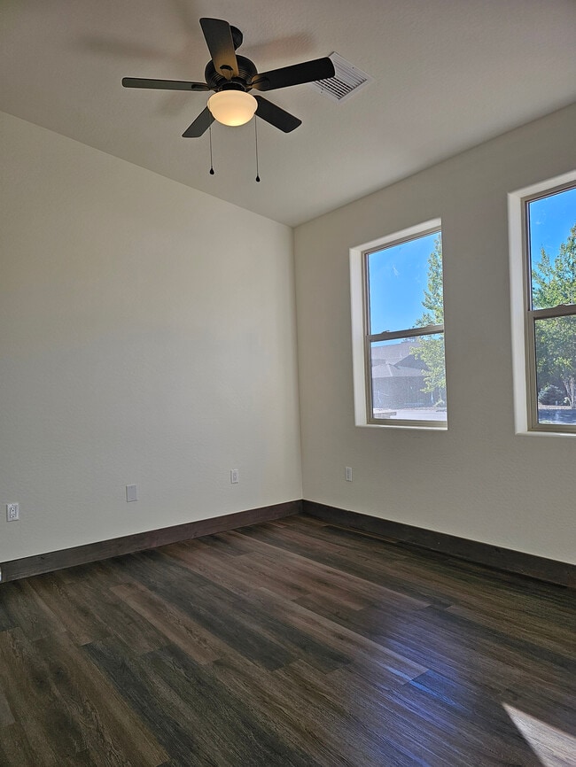 Building Photo - 2870 W Villa Loop