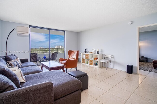 Building Photo - 2500 Parkview Dr