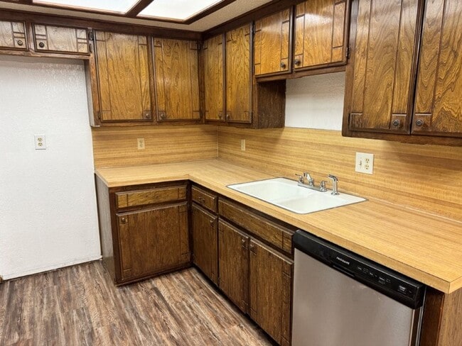 Building Photo - 2 bed 2 bath duplex refreshed with new flooring and bathroom countertops and paint, spacious and ...