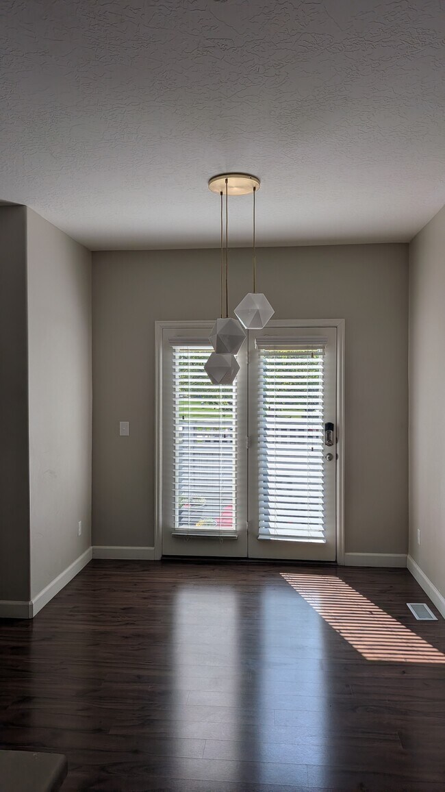 Building Photo - 10241 S Clarks Hill Dr
