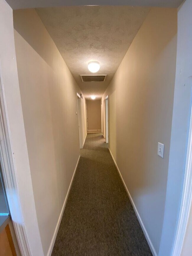 Building Photo - Located in Hamilton!