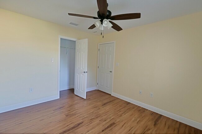 Building Photo - 2168 Paloma St