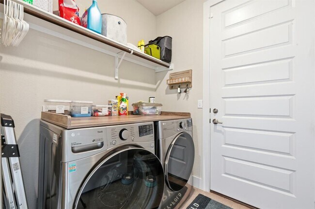 Building Photo - 8400 Ausblick Ave