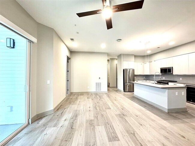 Building Photo - 401 W 25th St