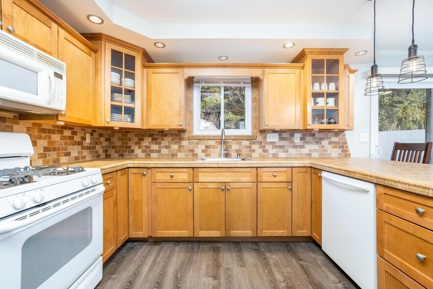 Building Photo - 15 Lake Dr