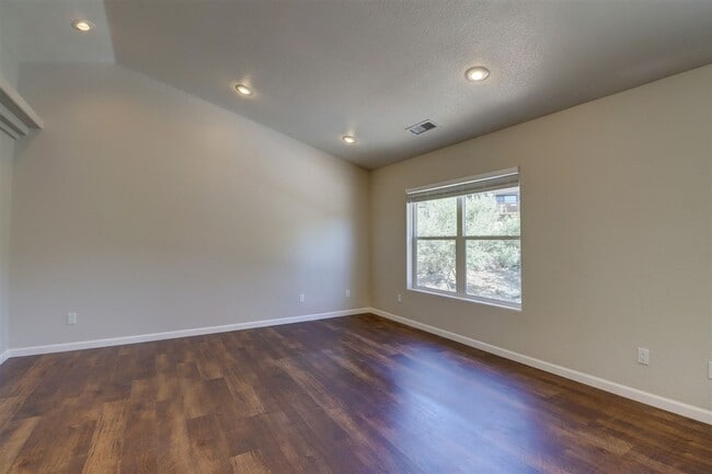 Building Photo - Immaculate 3 bedroom, 2 bath home in Presc...