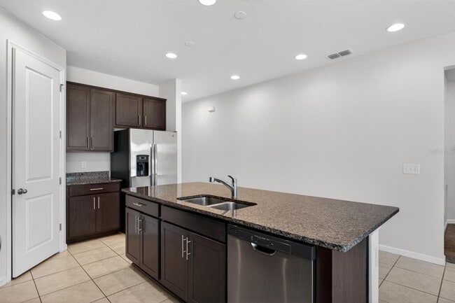 Building Photo - 689 Meadow Pointe Dr