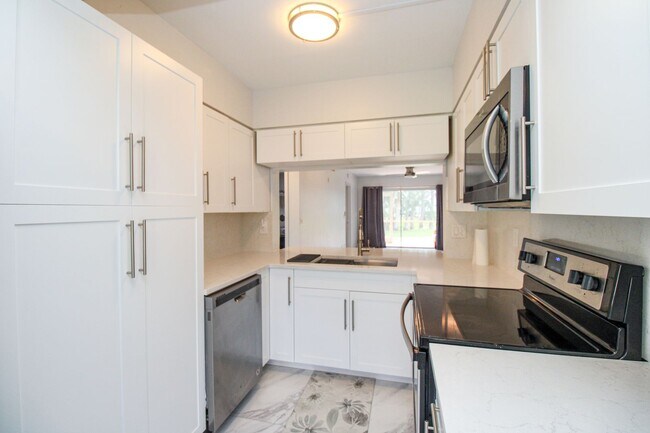 Building Photo - 2/2 REMODELED UNFURNISHED CONDO 1ST FLOOR ...