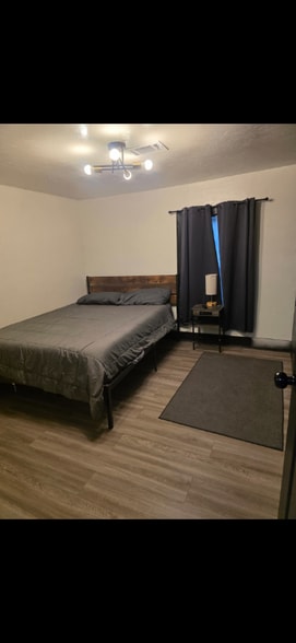 Building Photo - 613 W Sequoyah Ave