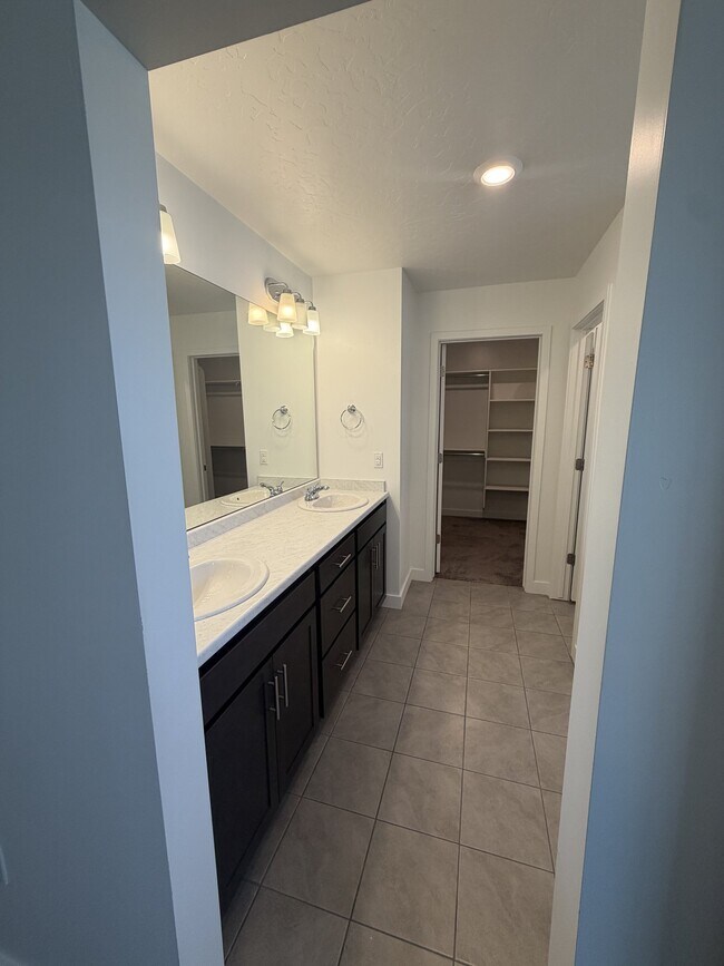 Building Photo - 4090 W Red Clover Dr