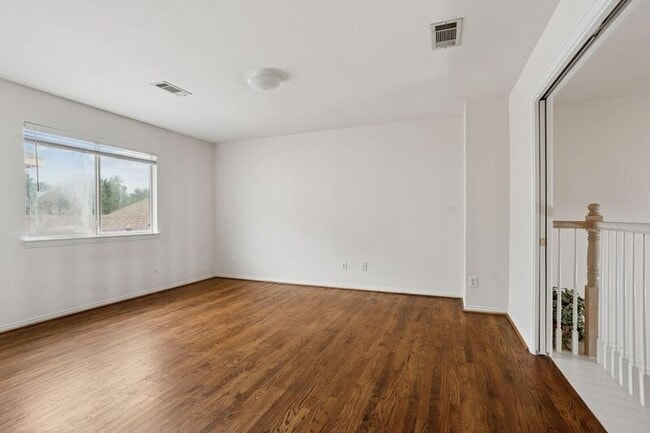 Building Photo - 2036 Camelot Dr