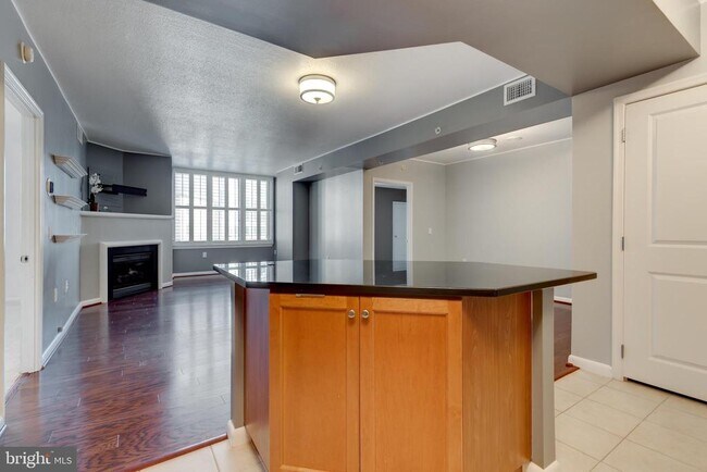 Building Photo - 851 N Glebe Rd
